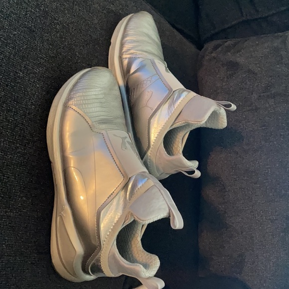 Women’s Puma Sneakers, Silver, size 6-1/2 - Picture 2 of 5